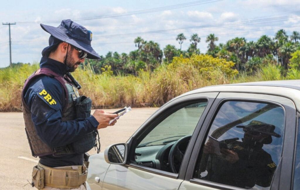 PRF pode multar fora da rodovia? Entenda seus direitos!